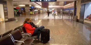 Una pareja oriunda de Santiago de Chile se enteró hoy de la medida de fuerza. Esperará hasta mañana para volver a su país.