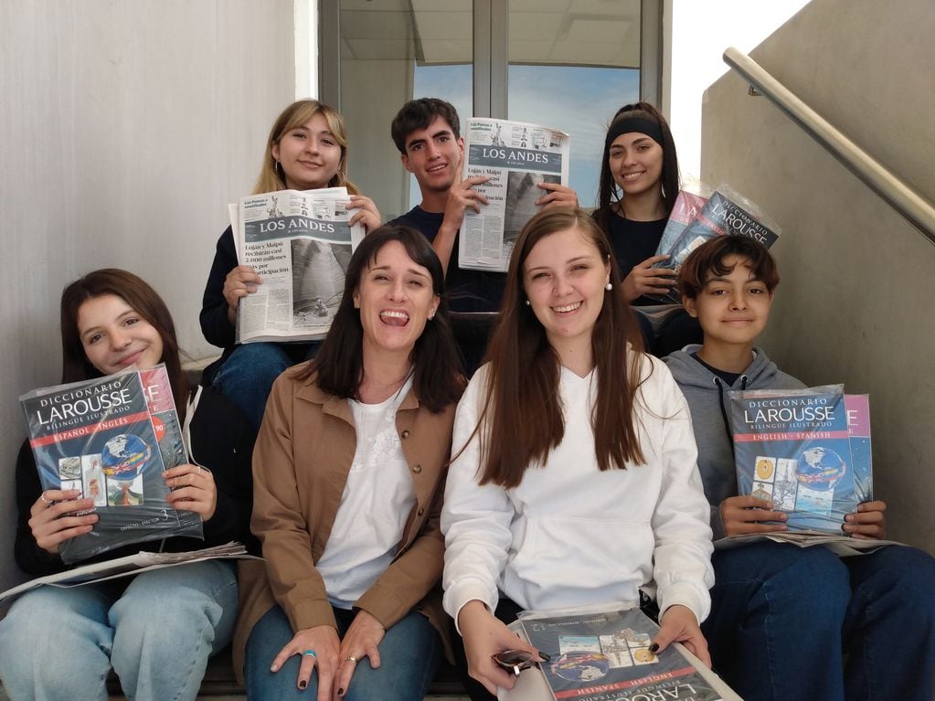 Pilar, Morena, Lautaro, Mía y Valentina, acompañados por sus profesoras Daniela Bonomi y Giuliana Tonetto.

