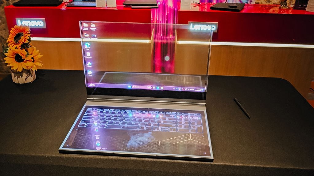 ThinkBook Transparent Laptop Concept de Lenovo presentada en el Mobile World Congress (MWC) de Barcelona