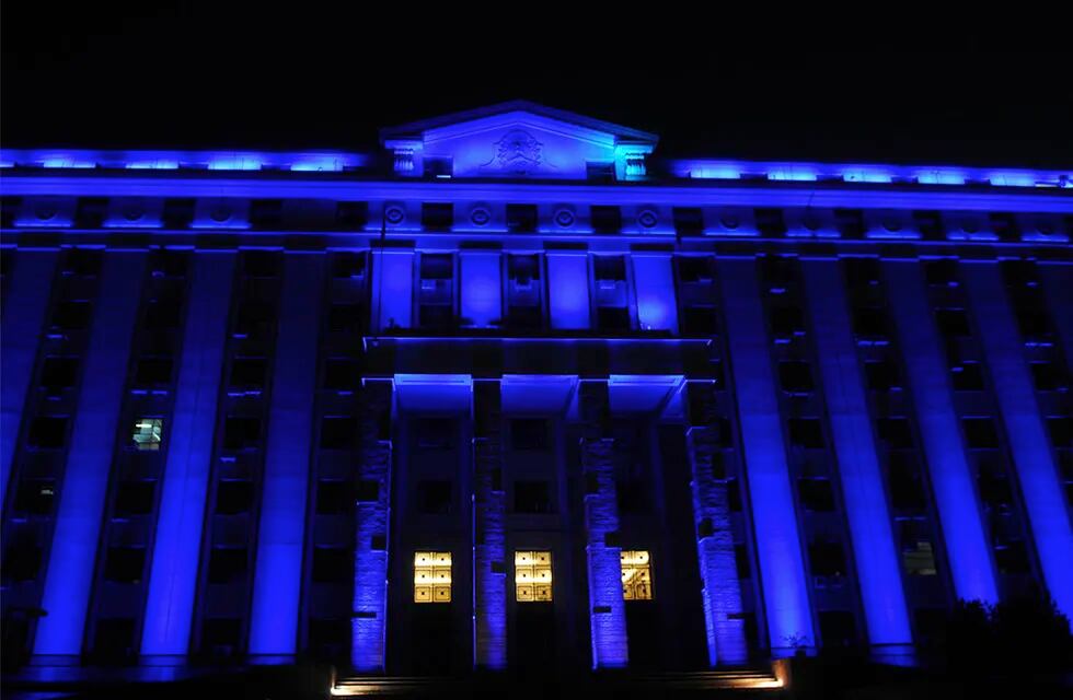 El frente de la Casa Gobierno también permanecerá a oscuras desde las 20.30. Foto: Archivo / Los Andes