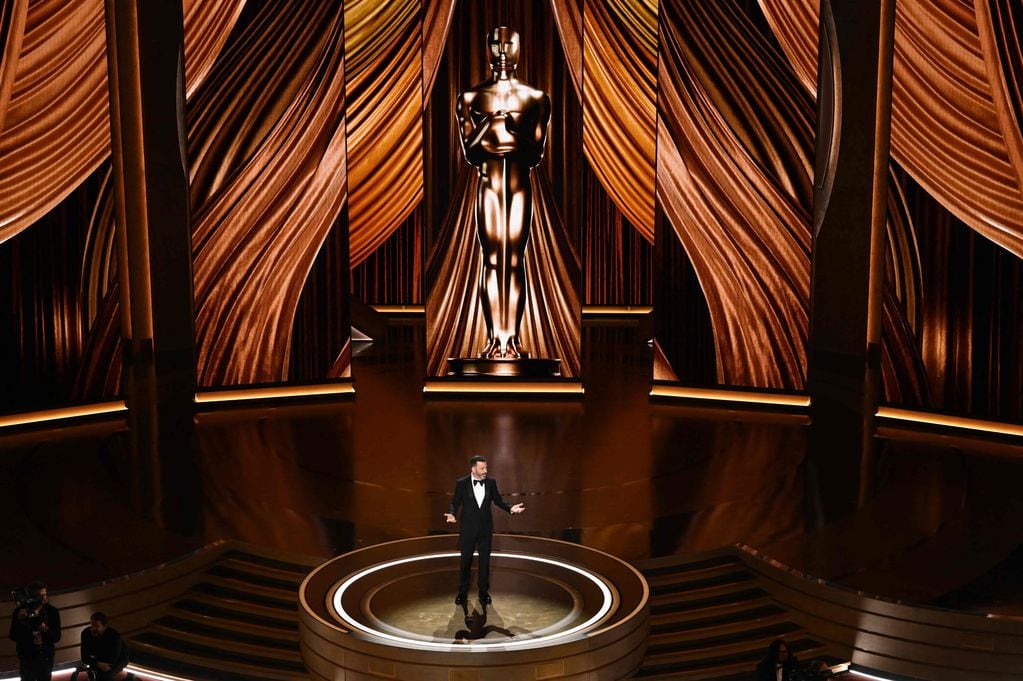 El presentador de televisión Jimmy Kimmel habla en el escenario durante la 96ª edición de los Premios anuales de la Academia en el Dolby Theatre de Hollywood, California, el 10 de marzo de 2024. (Foto de Patrick T. Fallon / AFP)