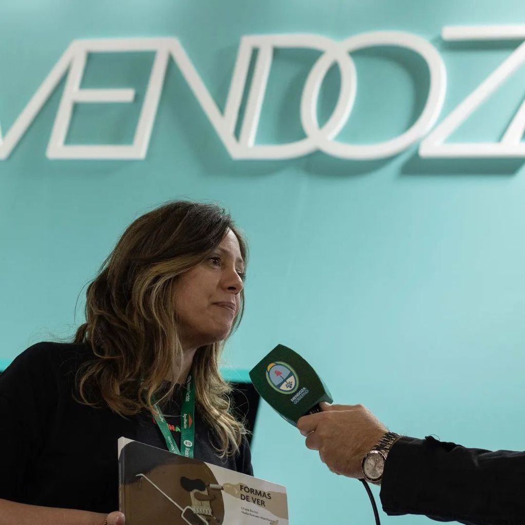 María Luz Malamud con el libro "Formas de ver". Foto: Prensa de Cultura.
