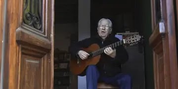 El Tata Cedrón regala canciones desde la puerta de su casa