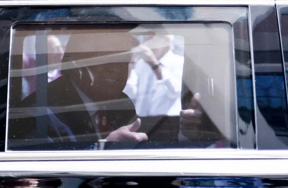El expresidente de los Estados Unidos, Donald Trump, saluda cuando sale del Palacio de Justicia de los Estados Unidos Wilkie D. Ferguson en su caravana después de comparecer ante un juez para declararse no culpable de cargos federales en Miami, Florida, EE. UU. Foto: EFE/EPA/CHRISTINA MENDENHALL