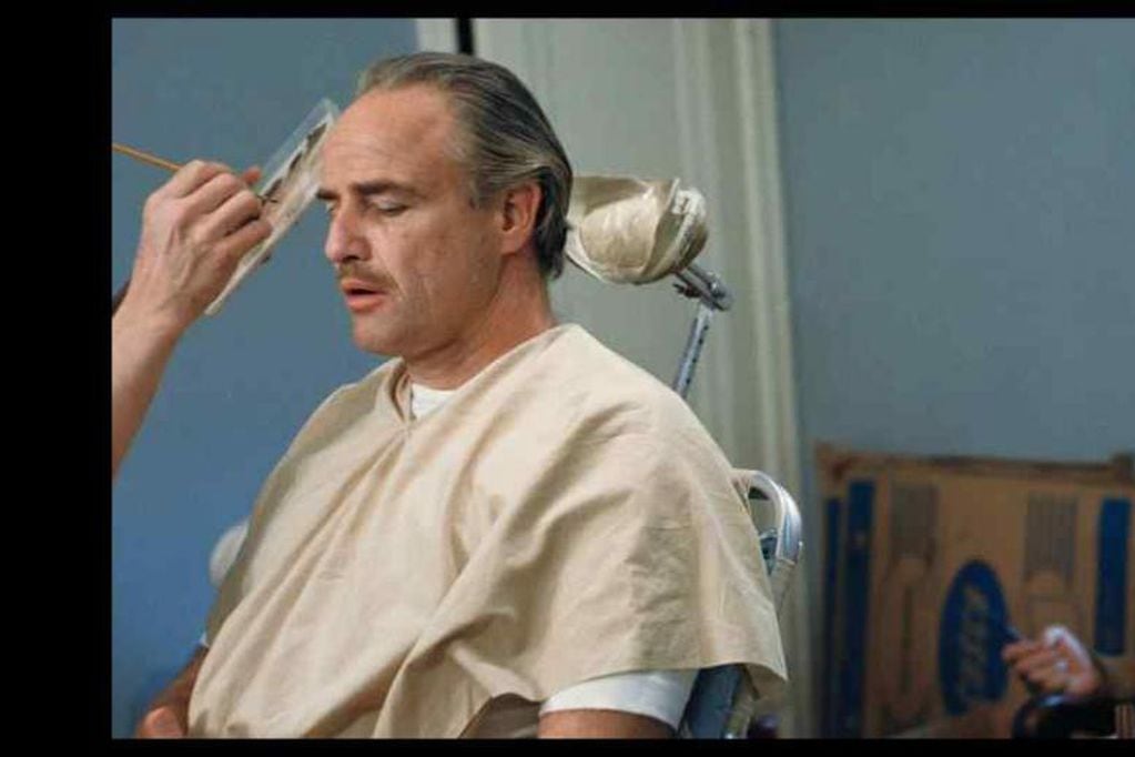 El detrás de escena de "El Padrino": maquillan a Marlon Brando (Archivo).