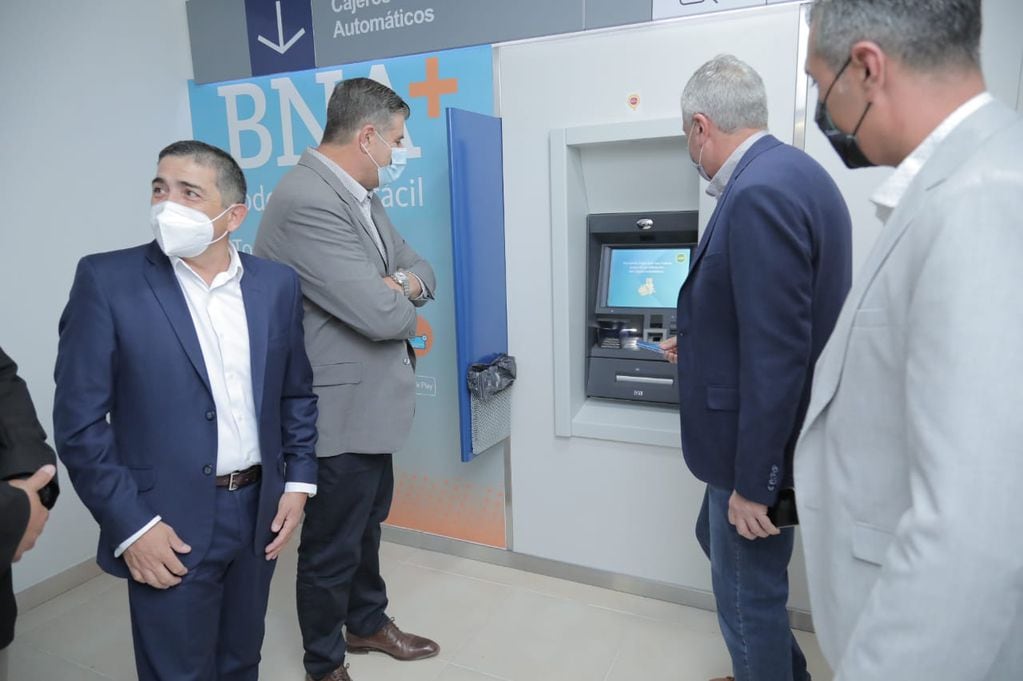 Una de las obras importantes que se inauguran en Carmensa es la del cajero automático del Banco Nación.