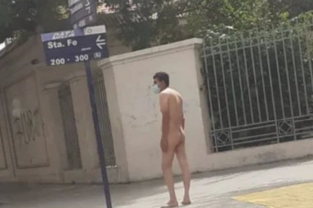 La insólita foto de un sanjuanino desnudo, con tapabocas y en medio de la calle que se convirtió en meme. Foto: Twitter @saintjohnino