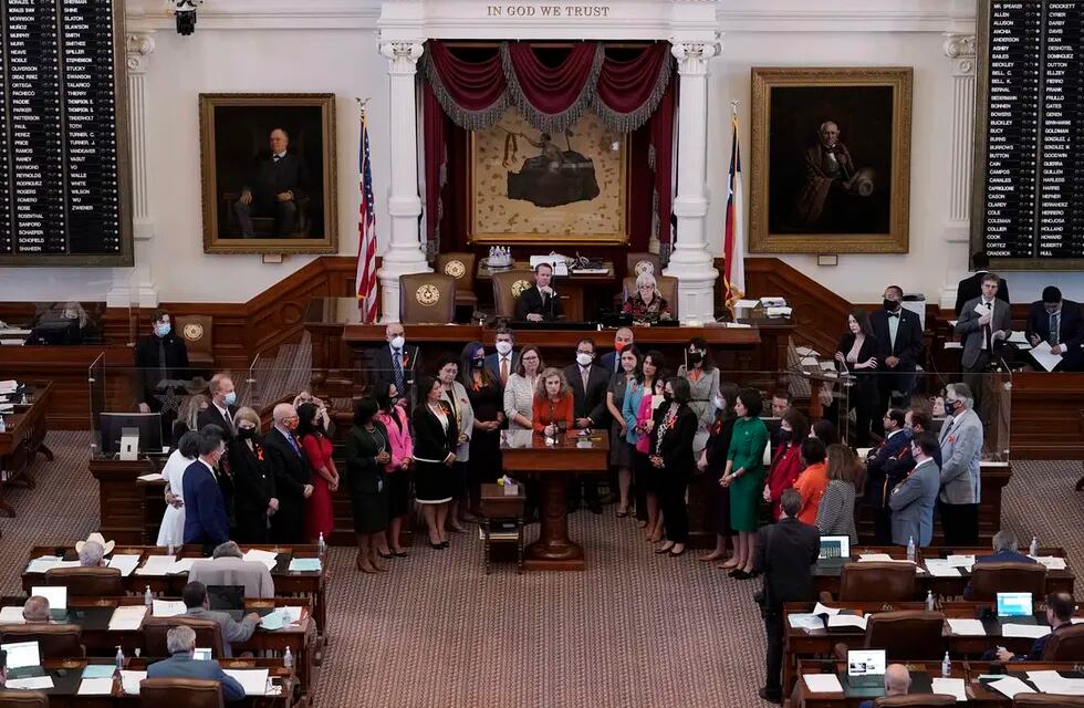 Promulgaron la ley que prohíbe los abortos después de las seis semanas en Texas - AP
