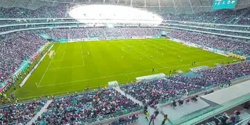 El polémico y “espacial” estadio albergó más de 40 mil aficionados en un juego de la Segunda División rusa. Allí se jugarán seis partidos. 