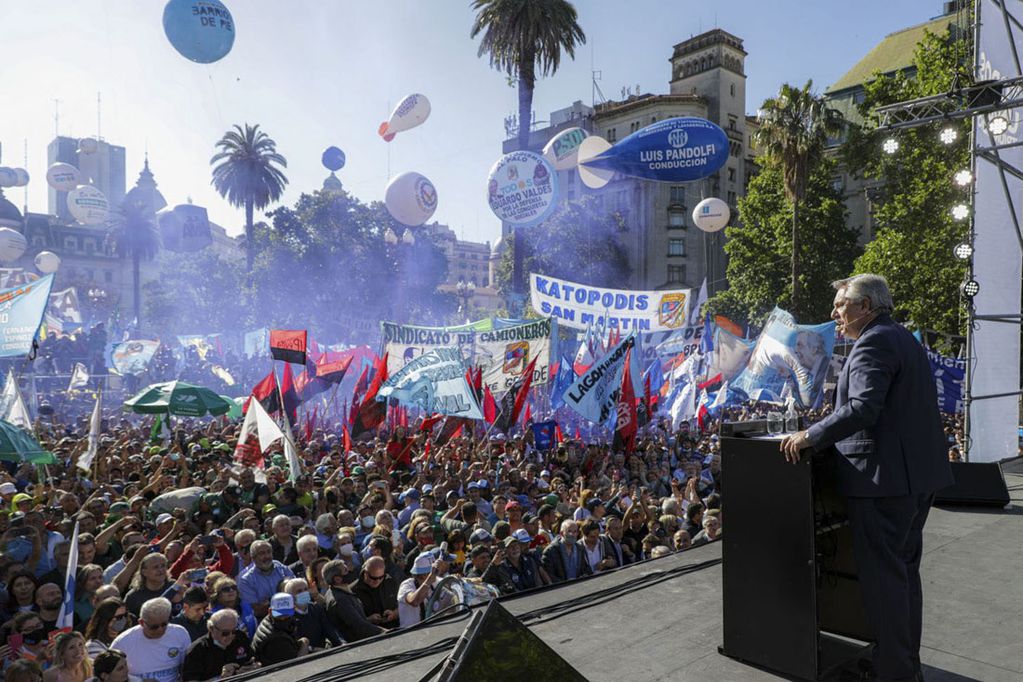 El presidente Alberto Fernández saludó a la Plaza de Mayo colmada de personas por el Día de la Militancia.