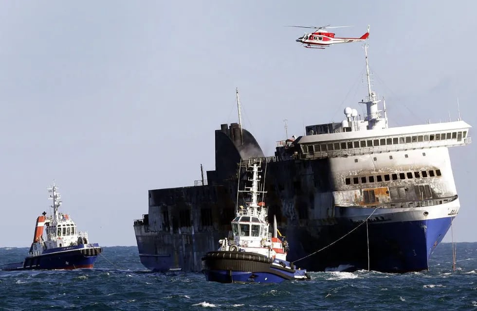 Rescatan buque con 450 inmigrantes