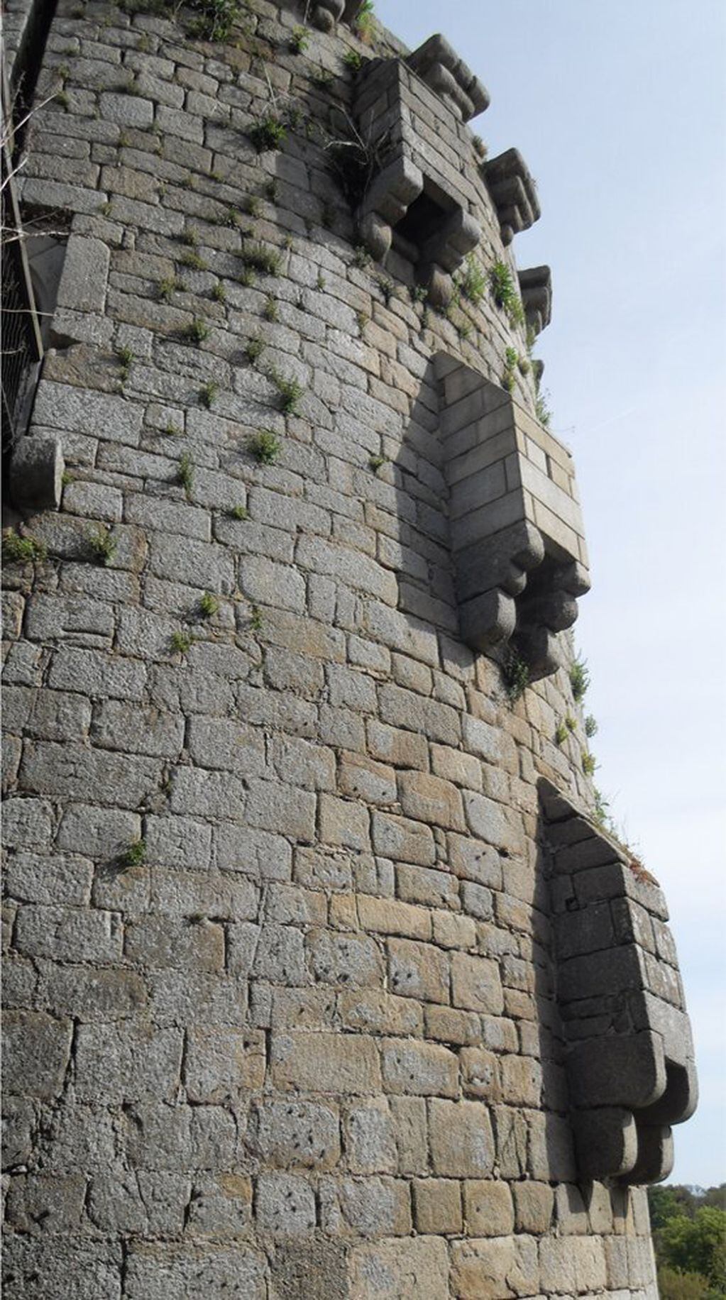Torre con salidass para las letrinas. Cortesia de Geopizza


