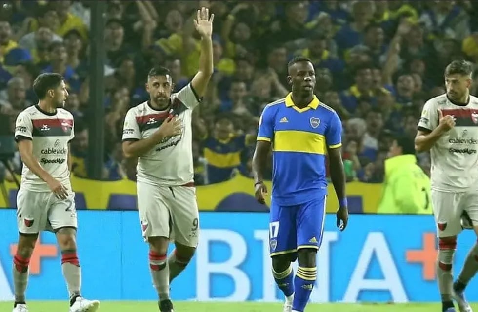 Wanchope Ábila "festeja" el gol de Colón, pidiendo disculpas por su pasado en Boca.
