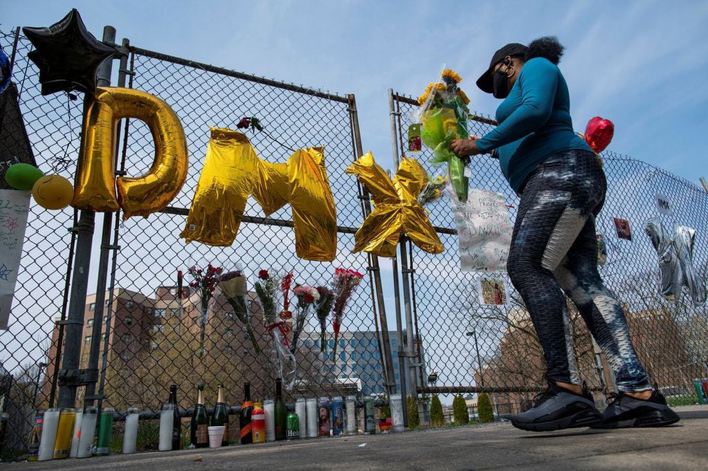 Fans dejan flores frente al hospital de White Plains, Nueva York, donde falleció el rapero.
