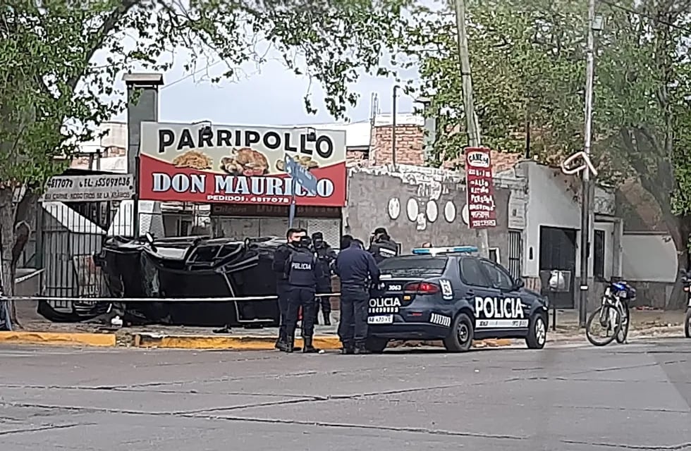 Un auto terminó incrustado en la puerta de un parripollo en Maipú