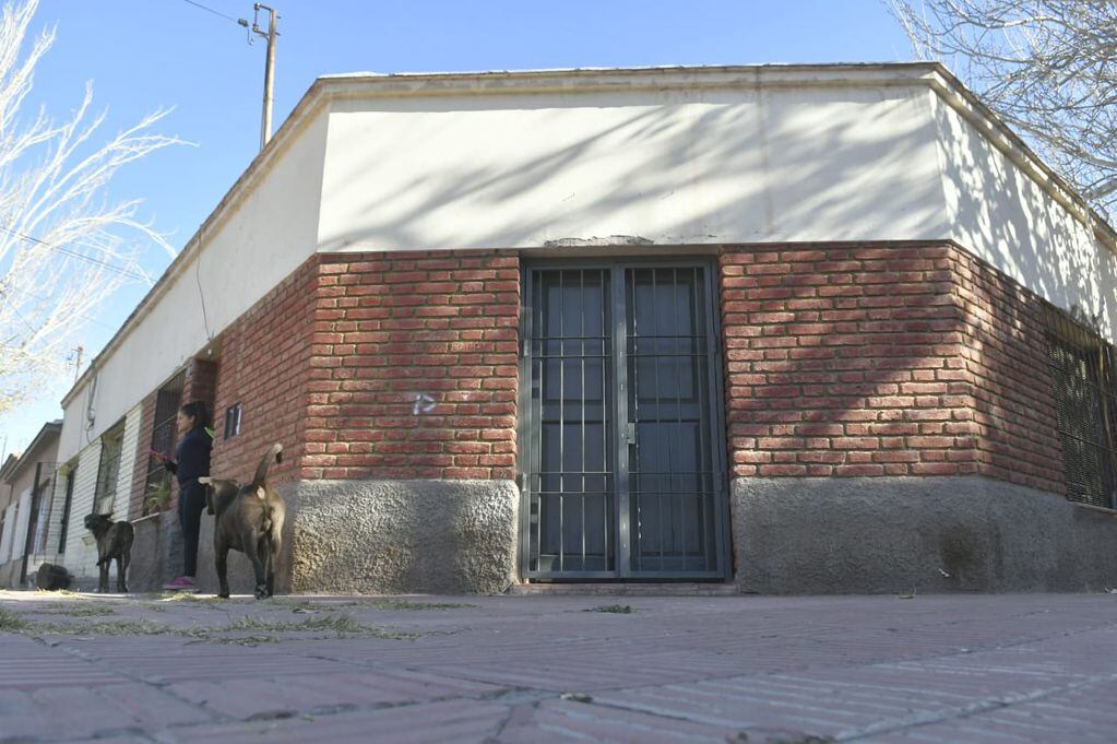 La casa donde realizaron el asado que desató el incendio en un precario depósito de pinturas. - Orlando Pelichotti / Los Andes