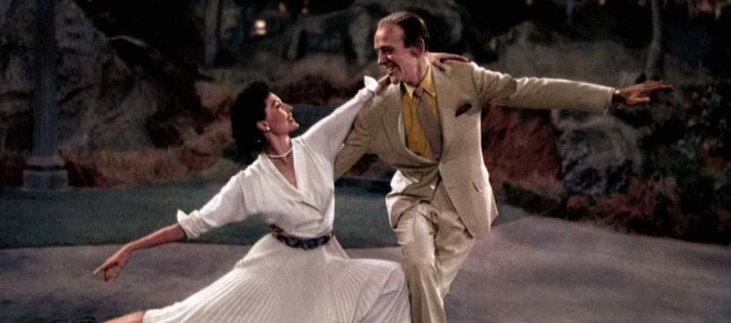 Fred Astaire y Cyd Charisse son dos actores y bailarines que exteriorizan su atracción mediante la danza en “Brindis de amor”.
