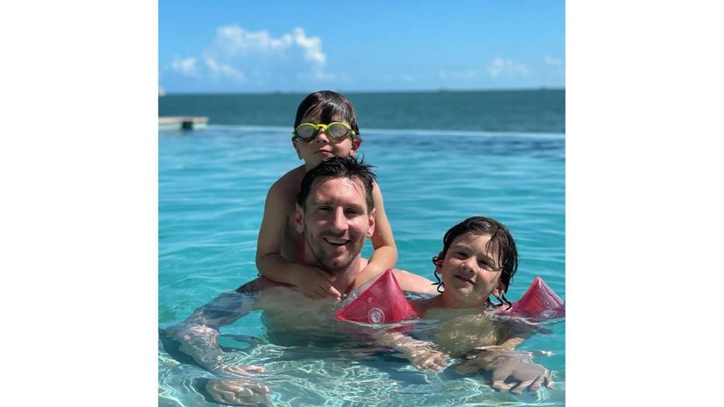 Lionel Messi se tiró a la pileta con sus hijos Mateo y Ciro durante sus vacaciones en Miami.