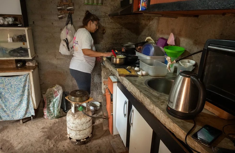 Liliana Quiroga reside en El Algarrobal de Abajo, de Las Heras. Comparte su hogar con sus hijos y nietos. Para las tareas diarias, como bañarse y cocinar, depende del agua almacenada en bidones y del suministro de gas en garrafa. | Foto: Ignacio Blanco / Los Andes