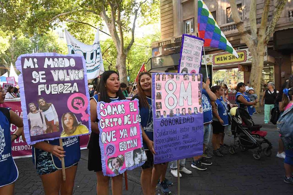 Marcha 8 M en conmemoración del día internacional de la mujer 2023. Miles de mujeres caminaron por las calles de la Ciudad portando carteles, letreros, pancartas y banderas para hacer valer sus derechos

Foto:José Gutierrez / Los Andes 