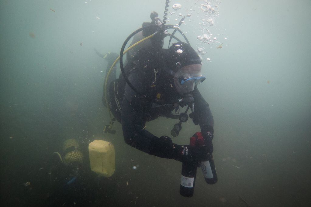La cava submarina está a ocho metros de profundidad del dique Potrerillos y tiene más de 20 botellas. - Ignacio Blanco / Los Andes
