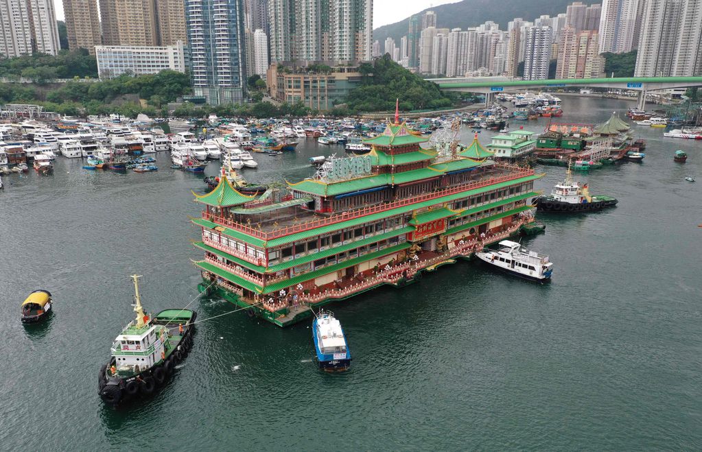 El restorán flotante más grande se hundió en Hong Kong. AFP