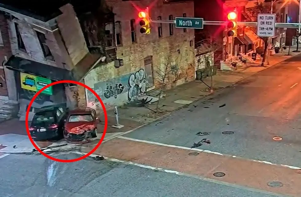 Video: robaron un auto, mataron a un peatón y derrumbaron el edificio  contra el que chocaron
