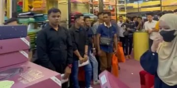 Khairul Aming recompensó a sus empleados con un día de compras