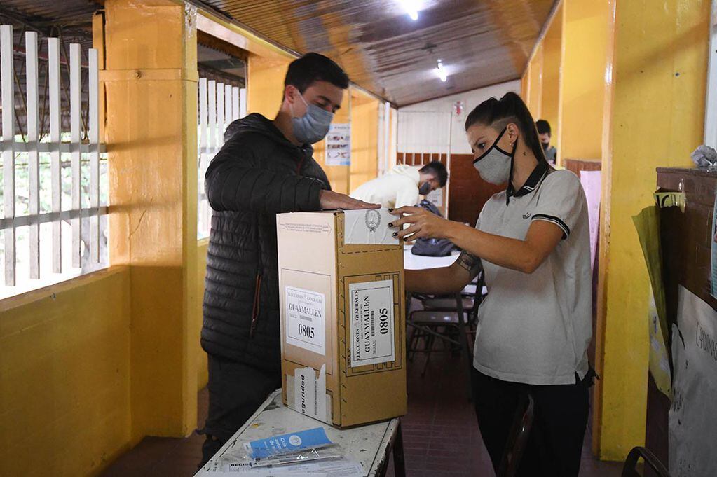 En la escuela Leandro Alem de Guaymallén, Presidentes de mesa y fiscales, comienzan a preparar  las urnas.
Foto José Gutierrez