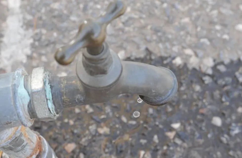 Vecinos de Colonia Bombal denuncian que sufren escasez de agua desde hace una semana. Imagen ilustrativa.