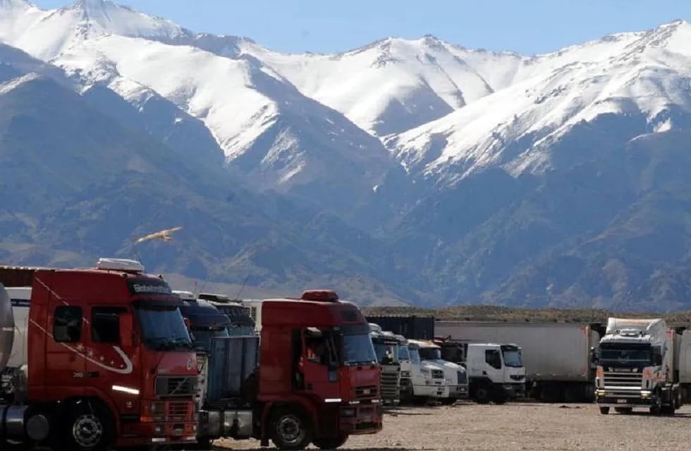 Unos 700 camiones detuvieron su marcha en la refinería de YPF de Luján de Cuyo y otros 900 Uspallata