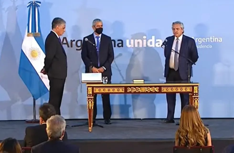 Alberto Fernández tomó juramento a Jorge Ferraresi como el flamante ministro de Desarrollo Territorial y Hábitat.