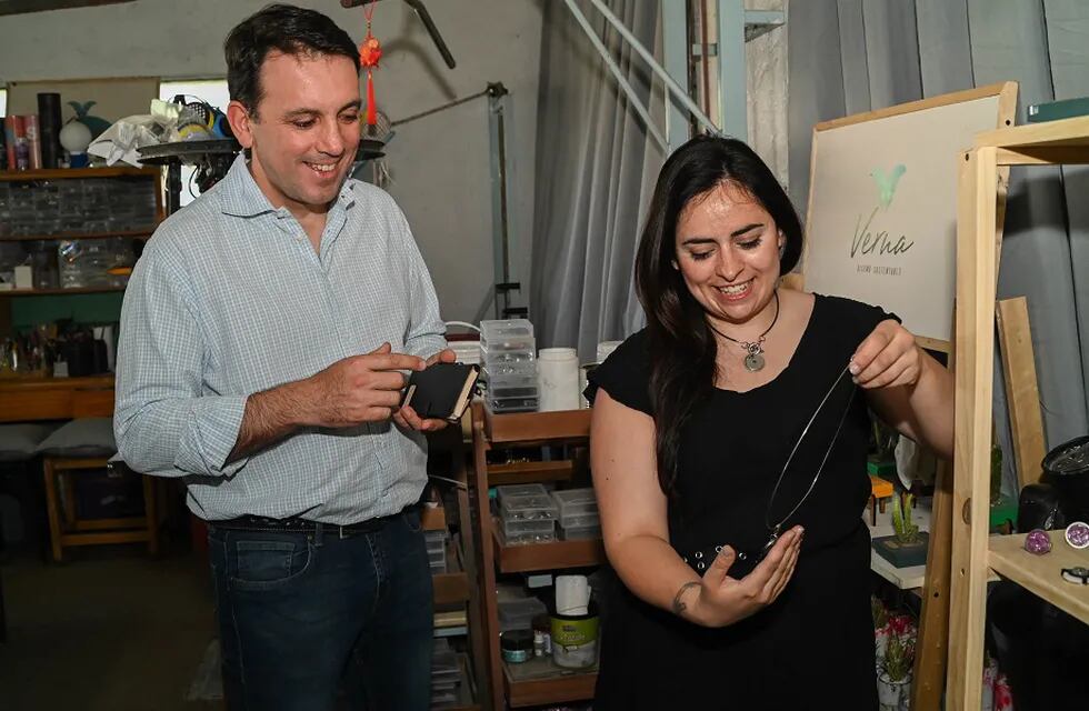 García Zalazar junto a Antonella Blotta
y un emprendimiento de Godoy Cruz, premiado a nivel nacional por su impronta sustentable. Foto: Prensa Godoy Cruz