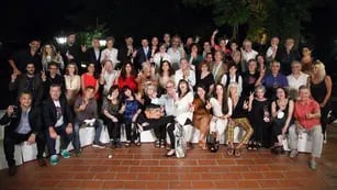 Cristina Kirchner compartió una foto en Twitter junto a más de 50 artistas y periodistas