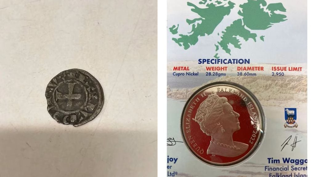 Moneda que se remonta al Siglo XVIII perteneciente al reino de Francia y moneda con el rostro de la Reina Isabel acuñada en las Islas Malvinas. Es una edición limitada.