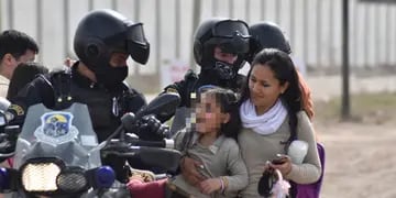 La Policía se hizo presente en un merendero de Los Corralitos para festejar el “Día del Niño”