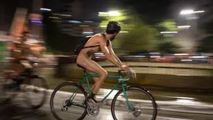 Ciclistas brasileños pedalearon desnudos