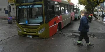 Un colectivo se "hundió" en el asfalto en Guaymallén, luego de que cediera por las lluvias.