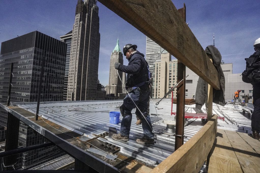 Trabajadores de la construcción instalan el techo de un edificio en Manhattan el 11 de abril de 2023 en Nueva York. (Foto AP/Bebeto Matthews, archivo)