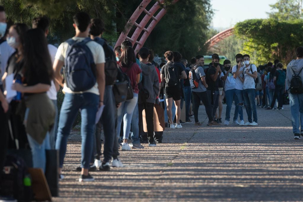 Unos 1000 aspirantes a la carrera de Ingeniería de la UNCuyo rindieron el examen de ingreso en el Estadio Aconcagua Arena. Foto: Ignacio Blanco / Los Andes