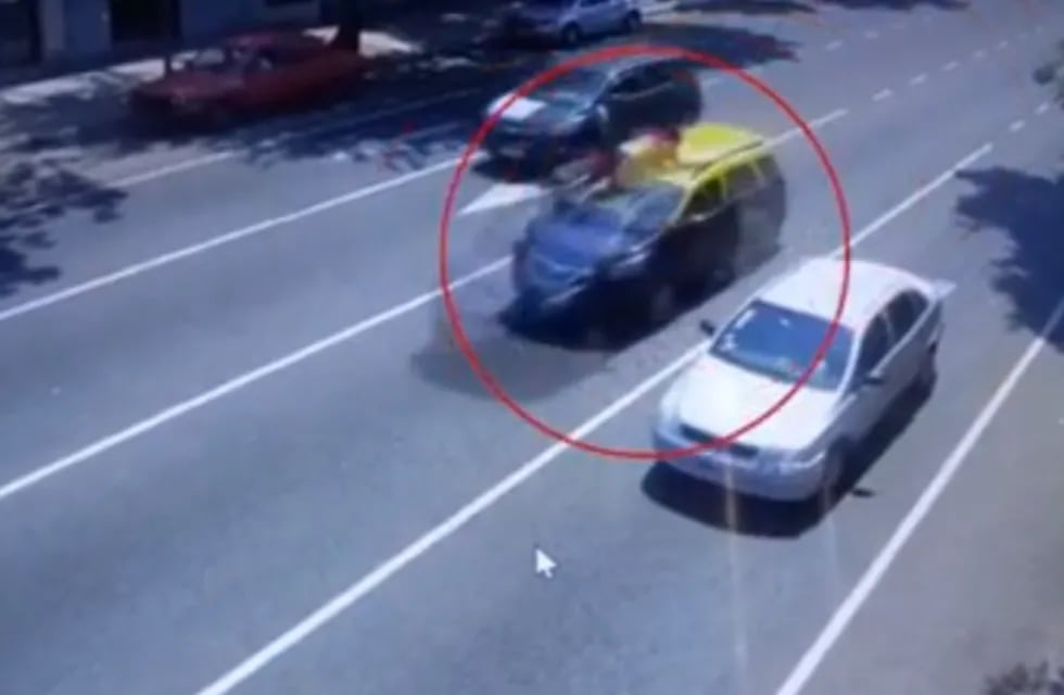 Un delincuente arrastró durante varios metros a un taxista, a quien le había robado su vehículo.