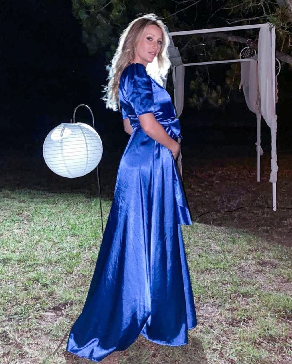 Mica Viciconte lució un vestido azul eléctrico que marcaba su pancita de embarazada.