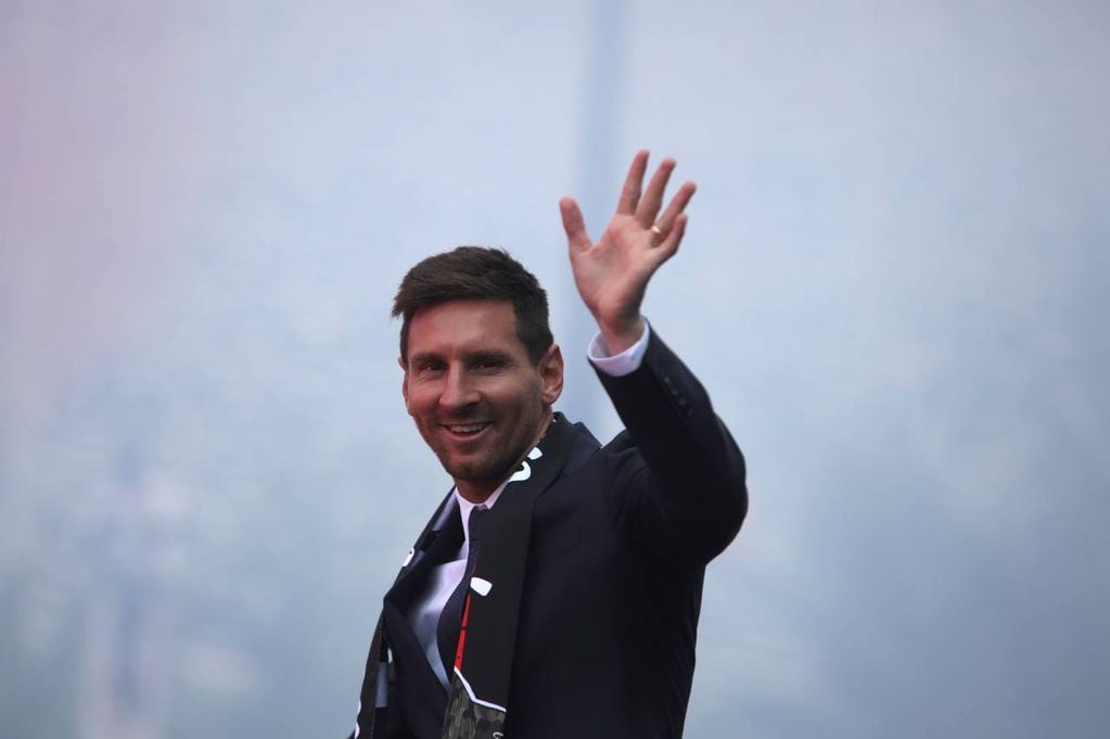 Leo Messi, la nueva estrella del PSG, saludó a los hinchas en las afueras del Parque de los Príncipes. 