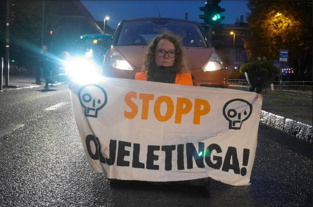 El grupo ecologista realiza diferentes tipos de manifestaciones para llamar la atención de la población. Foto: Twitter/@stoppoljeleting