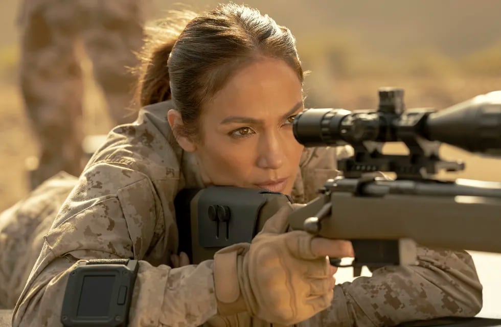 En esta imagen proporcionada por Netflix, Jennifer Lopez en una escena de "The Mother". (Ana Carballosa/Netflix vía AP)