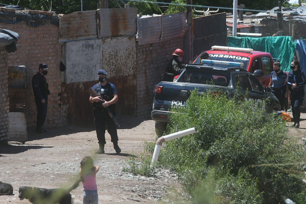 Policía de Mendoza y Bomberos trabajaron en el lugar. 