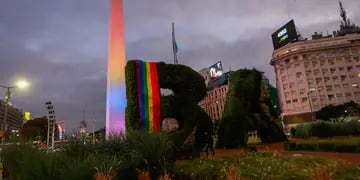 El Obelisco, iluminado con los colores de bandera LGBTIQ+ por el Día del Orgullo