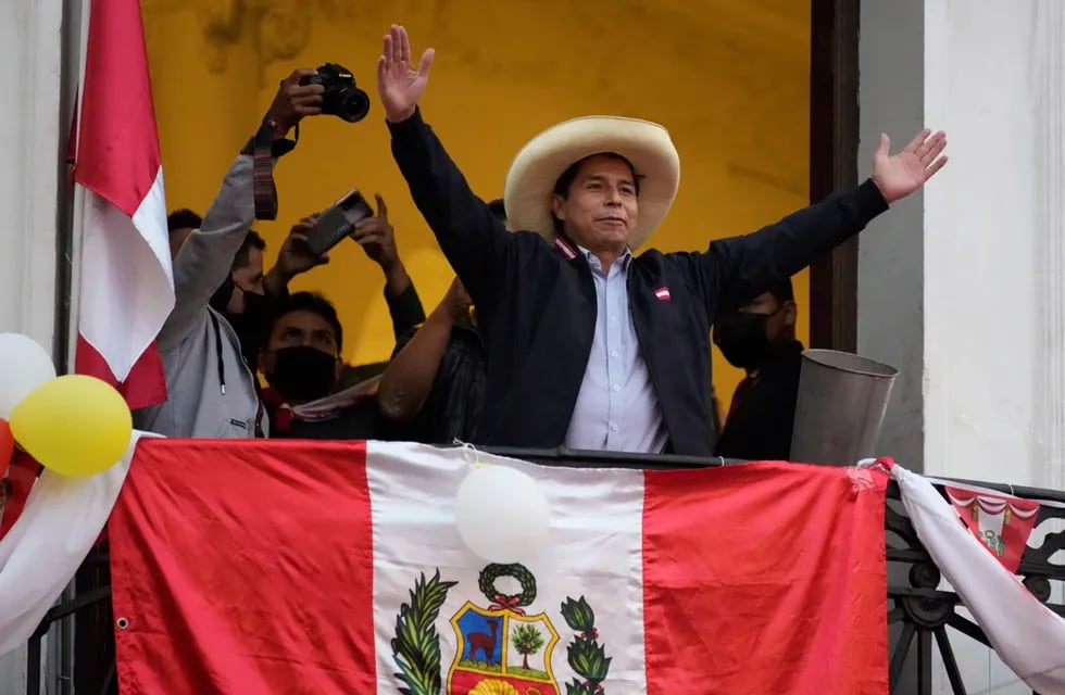 Pedro Castillo, presidente electo de Perú, asume este miércoles su mandato. (AP)