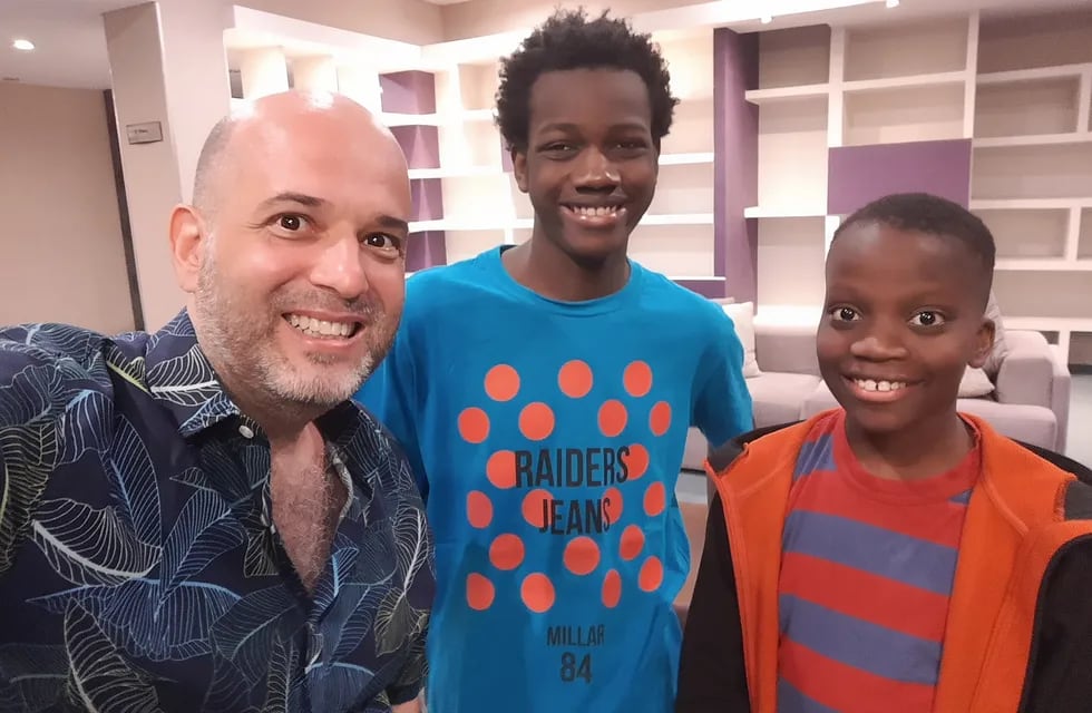 Daniel Rueda y sus hijos, Mackenson y Emmanuel. En enero se cumplirán 7 años desde que los chicos llegaron de Haití tras ser adoptados. Foto: Gentileza Daniel Rueda.