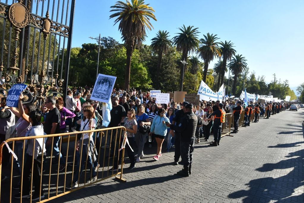Cerca de 20 mil personas marcharon en defensa de la educación pública en Mendoza  - José Gutiérrez / Los Andes